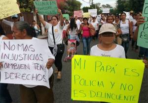 Exigen liberación de policías presos por caso Ayotzinapa
