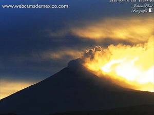 Popocatépetl emite 90 exhalaciones, con ceniza e incandescencia