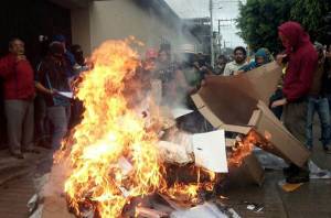Normalistas de Ayotzinapa queman casillas para boicotear elecciones