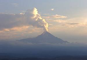 Volcán de Colima lanza columna de más de un kilómetro de altura
