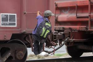 Tren cercena pierna a migrante centroamericano en Puebla