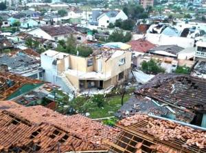 Mueren dos personas tras paso de tornado en Brasil