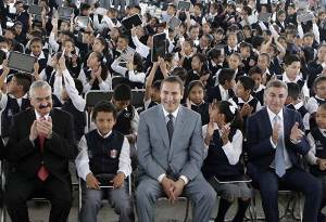 Arranca ciclo escolar en Puebla con entrega de tabletas a alumnos de primaria