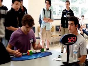 VIDEO: Estudiante bate el récord resolviendo el cubo de Rubik: 5,2 segundos