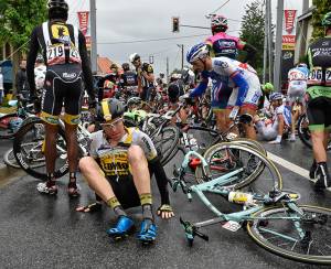 Caída masiva de ciclistas en la quinta etapa del Tour de Francia 2015