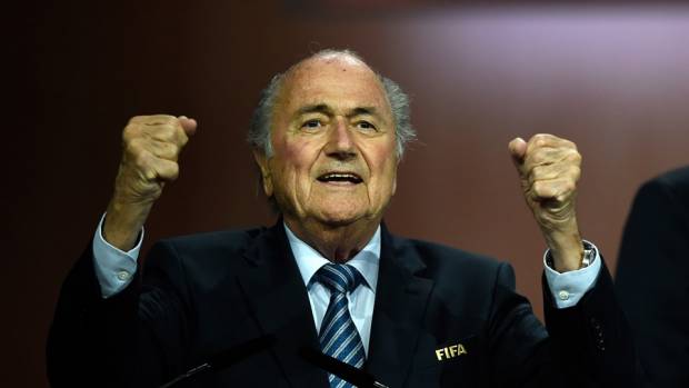Hundido en corrupción, Blatter es reelegido presidente de la FIFA