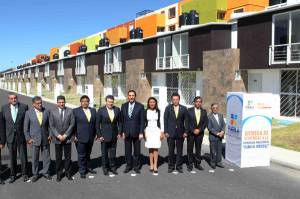 RMV y líder del SNTE entregan 171 viviendas a maestros