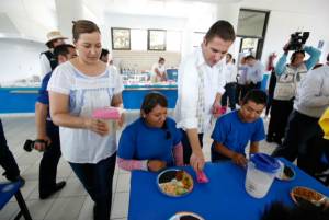 RMV y Martha Erika Alonso entregan desayunadores escolares en Acatlán de Osorio