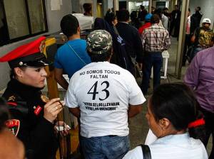 Segob ofrece a padres de normalistas revisar cuarteles en Guerrero