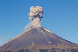 Popocatépetl presenta explosión y lanza ceniza al suroeste