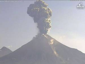 Volcán de Colima emite fumarola de 3 mil metros de altura