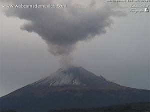 Popocatépetl mantiene actividad con 60 exhalaciones