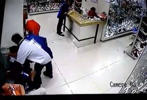 VIDEO: Padre roba cartera con ayuda de sus tres hijos