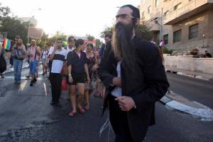 Ultraortodoxo apuñala a seis personas en marcha gay de Jerusalén