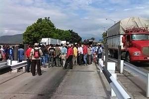 Manifestantes cierran autopista a Veracruz por obras públicas