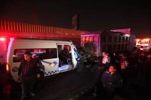 Choque entre combi y camión en la México-Puebla deja un muerto y 20 lesionados
