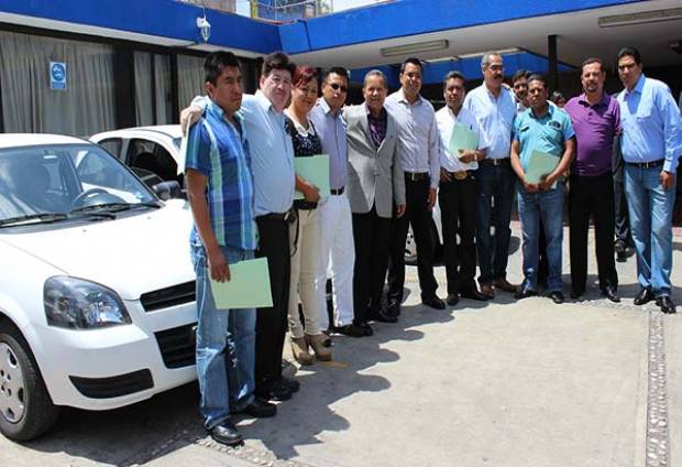 Ayuntamiento de Puebla entrega vehículos a presidentes auxiliares