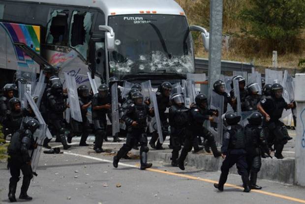 Normalistas de Ayotzinapa se enfrentan con policías en Guerrero