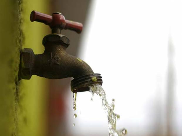 Anuncian disminución de agua en San Manuel por trabajos de conexión de red