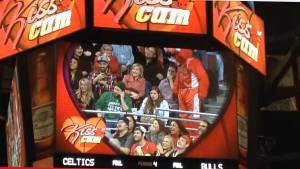 VIDEO: Benny, mascota de Chicago Bulls, ridiculizó a fan de los Celtics