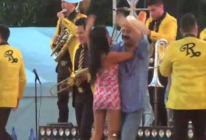 VIDEO: Alcalde que robó poquito le levanta la minifalda a mujer en baile