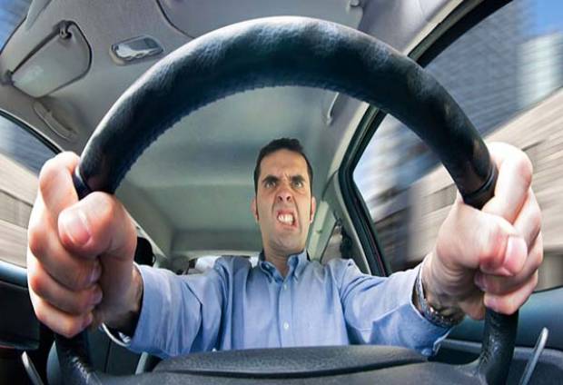 ¿Cómo controlar el enojo al conducir un automóvil?