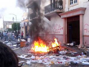 Perredistas queman alcaldía en Guanajuato por triunfo del PRI