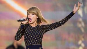 Taylor Swift pagó deuda universitaria a una de sus fans