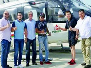 Alcalde “pasea” a Julio César Chávez en helicóptero de Pemex