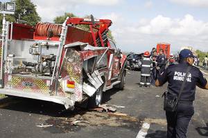 Tráiler choca contra bomberos en la San Martín-Tlaxcala; sólo un lesionado