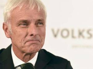Nuevo presidente de VW asegura a trabajadores que aclarará todo el escándalo