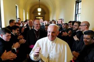 Papa Francisco: Redes sociales encierran al hombre en la soledad