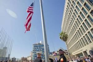 VIDEO: Bandera de EU ondea de nuevo en el malecón de La Habana