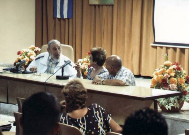 Fidel Castro reaparece en público en nueva etapa de Cuba con EU