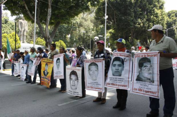 Padres de los 43 normalistas de Ayotzinapa marcharon en Puebla