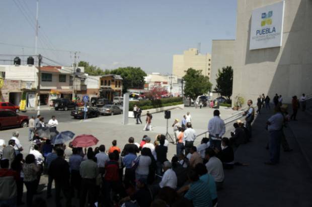 Burócratas piden reinstalación en el gobierno de Puebla