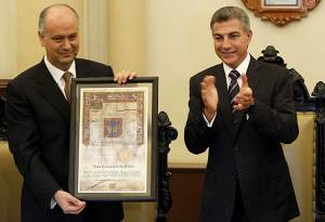 Alcalde de Puebla entrega copia de Cédula Real al titular de Financiera Rural