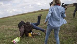 VIDEO: Despiden a reportera en Hungría por patear a migrantes