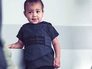 North West, hija de Kim Kardashian, utiliza chaleco antibalas