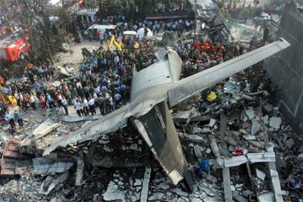 VIDEO: Avión cae sobre viviendas en Indonesia; 116 muertos