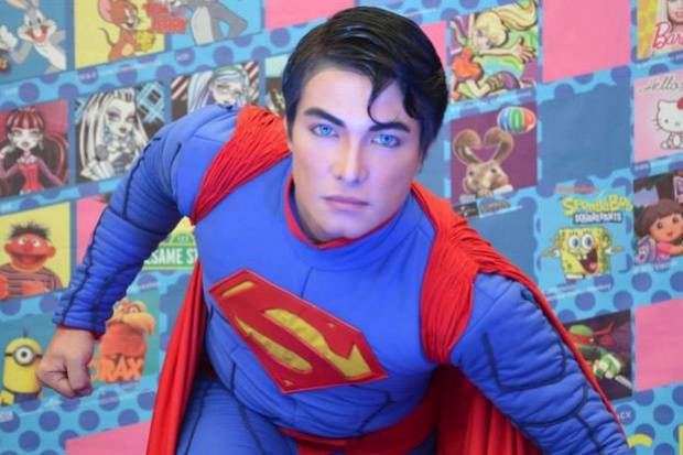 Filipino se realizó 23 cirugías para convertirse en Superman