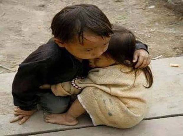 Falsa la imagen de dos niños abrazándose tras sismo en Nepal