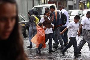 Potencial de lluvias y vientos fuertes en Puebla por canal de baja presión