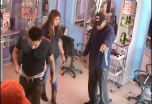 VIDEO: Dos sujetos asaltan a clientes de estética en Ecatepec