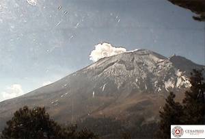 Popocatépetl aumenta actividad con 220 exhalaciones ligeras