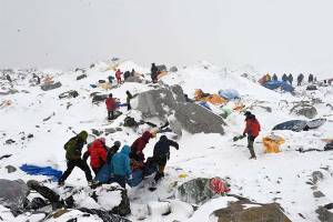 Reportan nueva avalancha en Nepal; hasta 250 desaparecidos