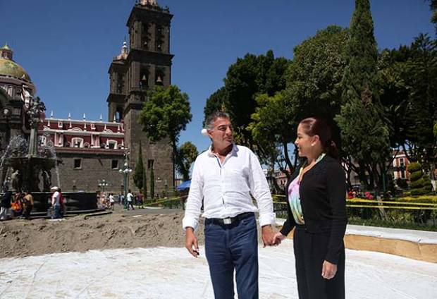 Tony Gali supervisa instalación de playa artificial en el zócalo de Puebla