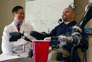 Científicos logran que cuadripléjico mueva brazo robótico con la mente