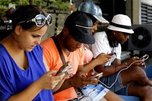 Nuevos espacios públicos con Wi-Fi causan furor en Cuba