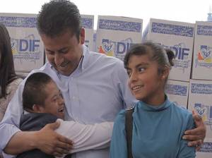Alcalde de San Andrés Cholula entrega despensas a personas con capacidades diferentes
